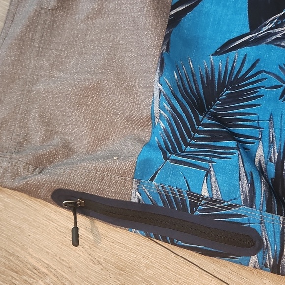 O'Neill Gray and Blue Board Shorts with Tropical Print - Picture 4 of 8